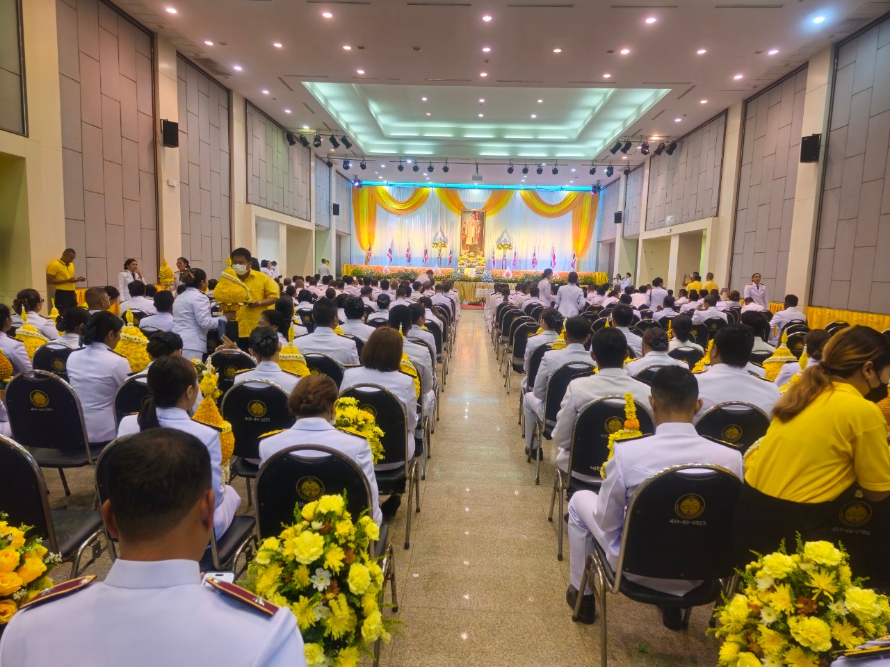 ร่วมพิธีวางพานพุ่มดอกไม้ถวายราชสักการะ เนื่องในวันคล้ายวันพระบรมราชสมภพ พระบาทสมเด็จพระบรมชนกาธิเบศร มหาภูมิพลอดุลยเดชมหาราช บรมนาถบพิตร วันชาติ และวันพ่อแห่งชาติ 5 ธันวาคม