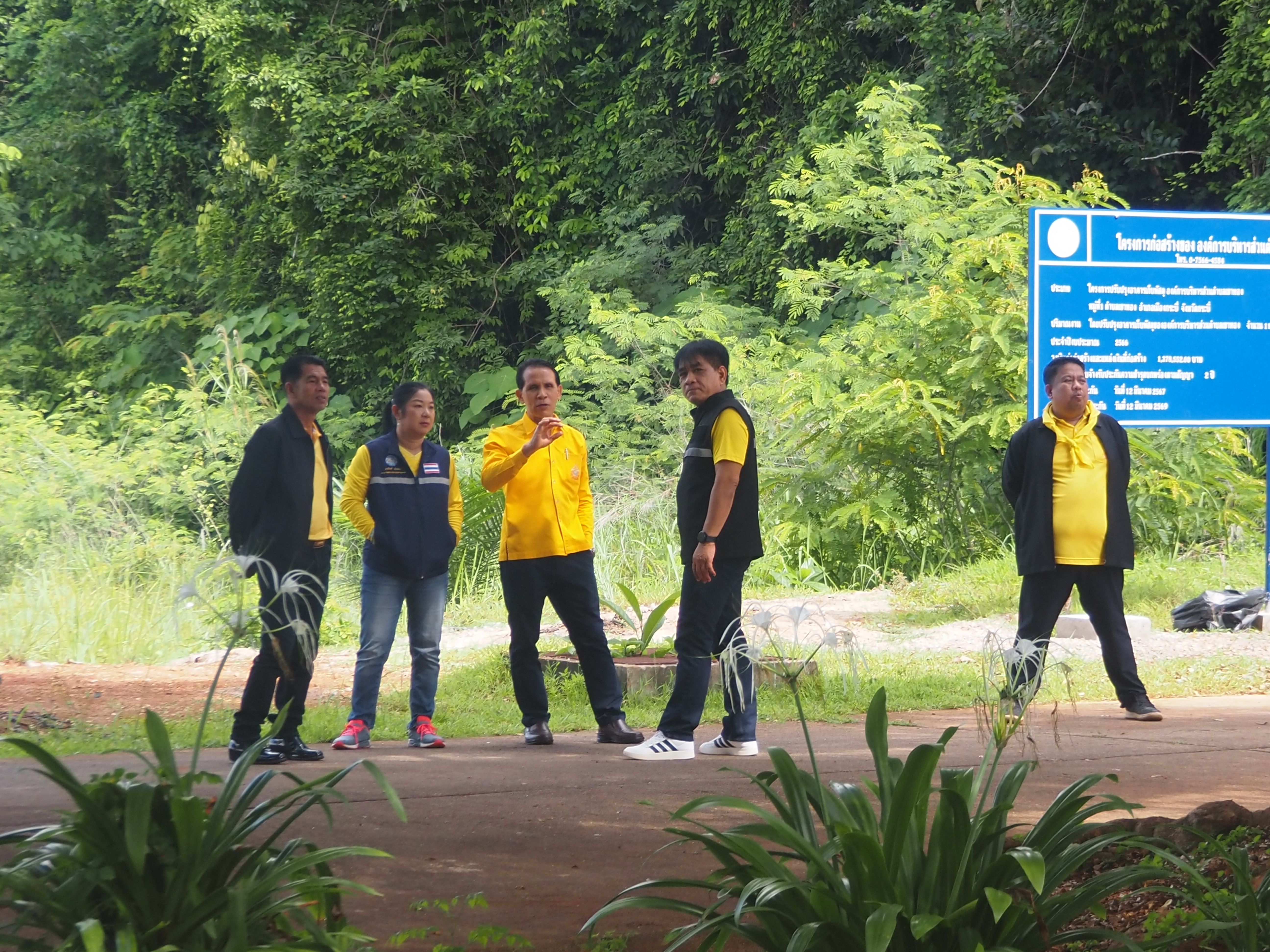 กิจกรรม Big Cleaning Day  ทำความสะอาด เก็บขยะ  และปรับภูมิทัศน์บริเวณโดยรอบองค์การบริหารส่วนตำบลเขาทอง  


นายไพโรจน์  ดินแดง  นายกองค์การบริหารส่วนตำบลเขาทอง   พร้อมด้วยพนักงานส่วนตำบลและพนักงานจ้างองค์การบริหารส่วนตำบลเขาทอง     Big Cleaning Day  ทำความสะอาด เก็บขยะ  และปรับภูมิทัศน์บริเวณโดยรอบองค์การบริหารส่วนตำบลเขาทอง  เนื่องในโอกาสวันเฉลิมพระชนมพรรษา สมเด็จพระนางเจ้าสุทิดา พัชรสุธาพิมลลักษณ พระบรมราชินี 3 มิถนายน 2567 ณ องค์การบริหารส่วนตำบลเขาทอง