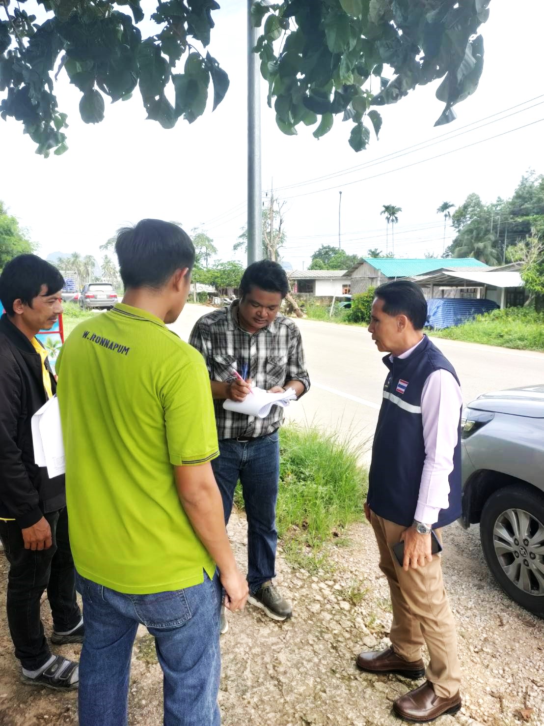 ลงพื้นกำหนดจุดติดตั้งไฟฟ้าสาธารณะ (เพิ่มเติม) ตั้งแต่บริเวณบ้านคลองทราย - บ้านท่าเลน  ตำบลเขาทอง