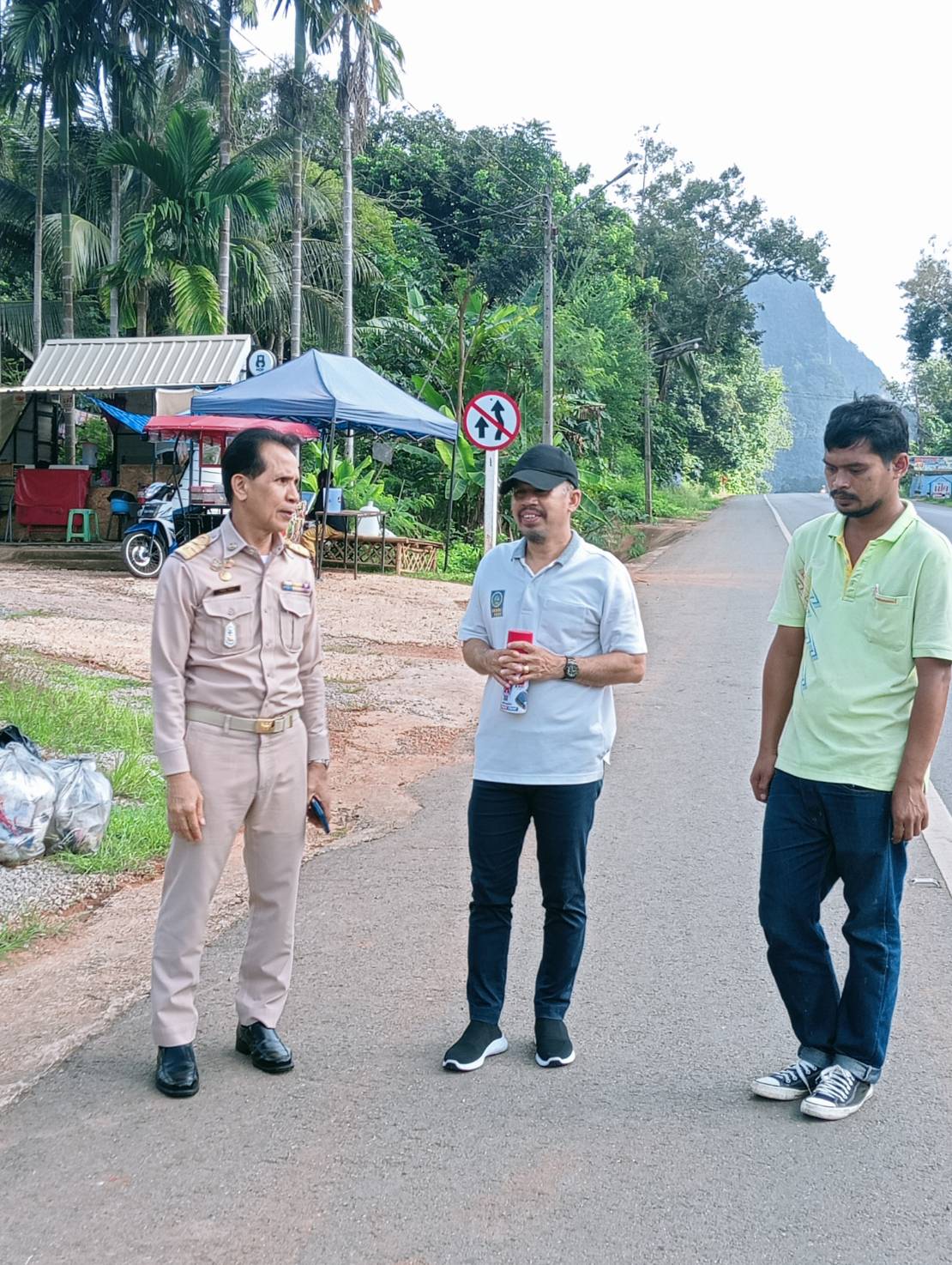 สำรวจพื้นที่ลงเสาไฟฟ้าสาธารณะ  หมู่ที่ 1 บ้านในสระ