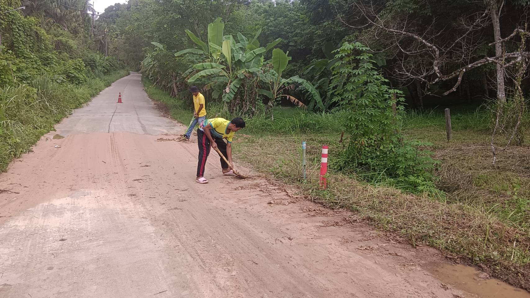 ฉีดน้ำล้างทำความสะอาดพื้นผิวถนน บริเวณถนนสายบ้านกลาง - นาดินแดง