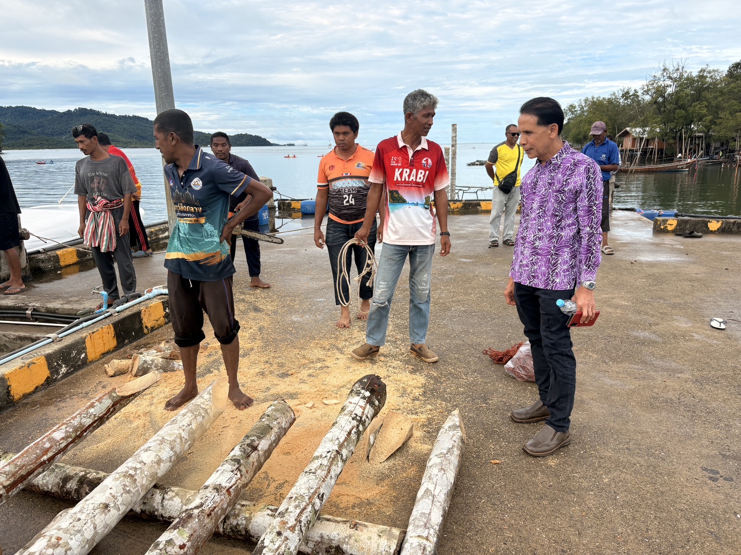 ดำเนินการ ติดตั้งเสาหลักผูกเชือกเรือ ณ ท่าเทียบเรืออ่าวท่าเลน (ท่าเรือใหม่)