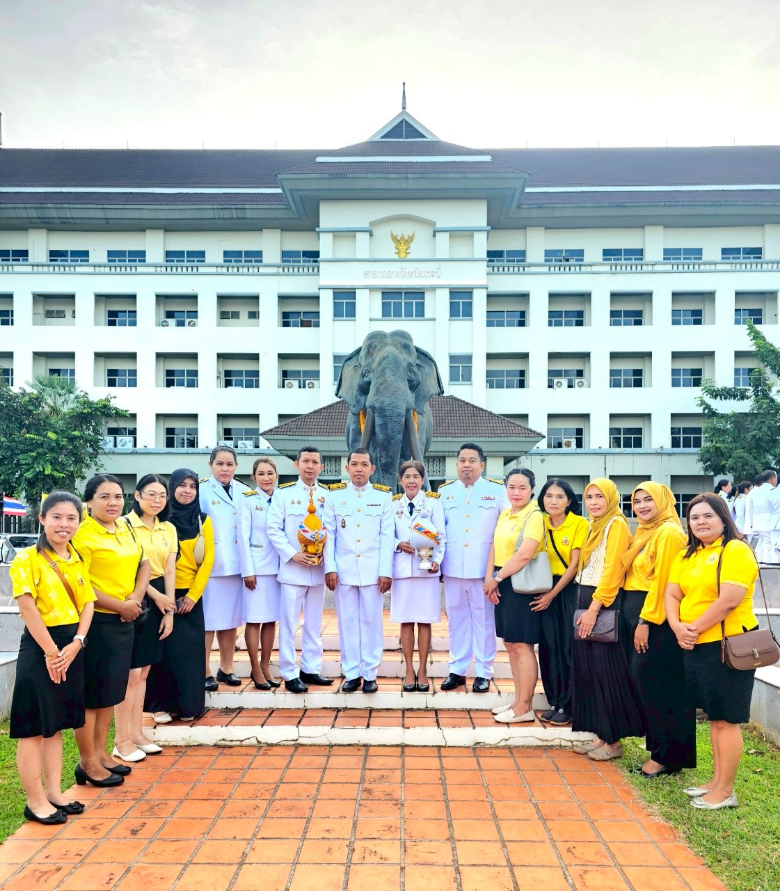 อบต.เขาทอง ร่วมพิธีถวายเครื่องราชสักการะและวางพานพุ่ม พร้อมพิธีจุดเทียนถวายพระพรชัยมงคล เนื่องในวันเฉลิมพระชนมพรรษา พระบาทสมเด็จพระวชิรเกล้าเจ้าอยู่หัว 28 กรกฎาคม 2568