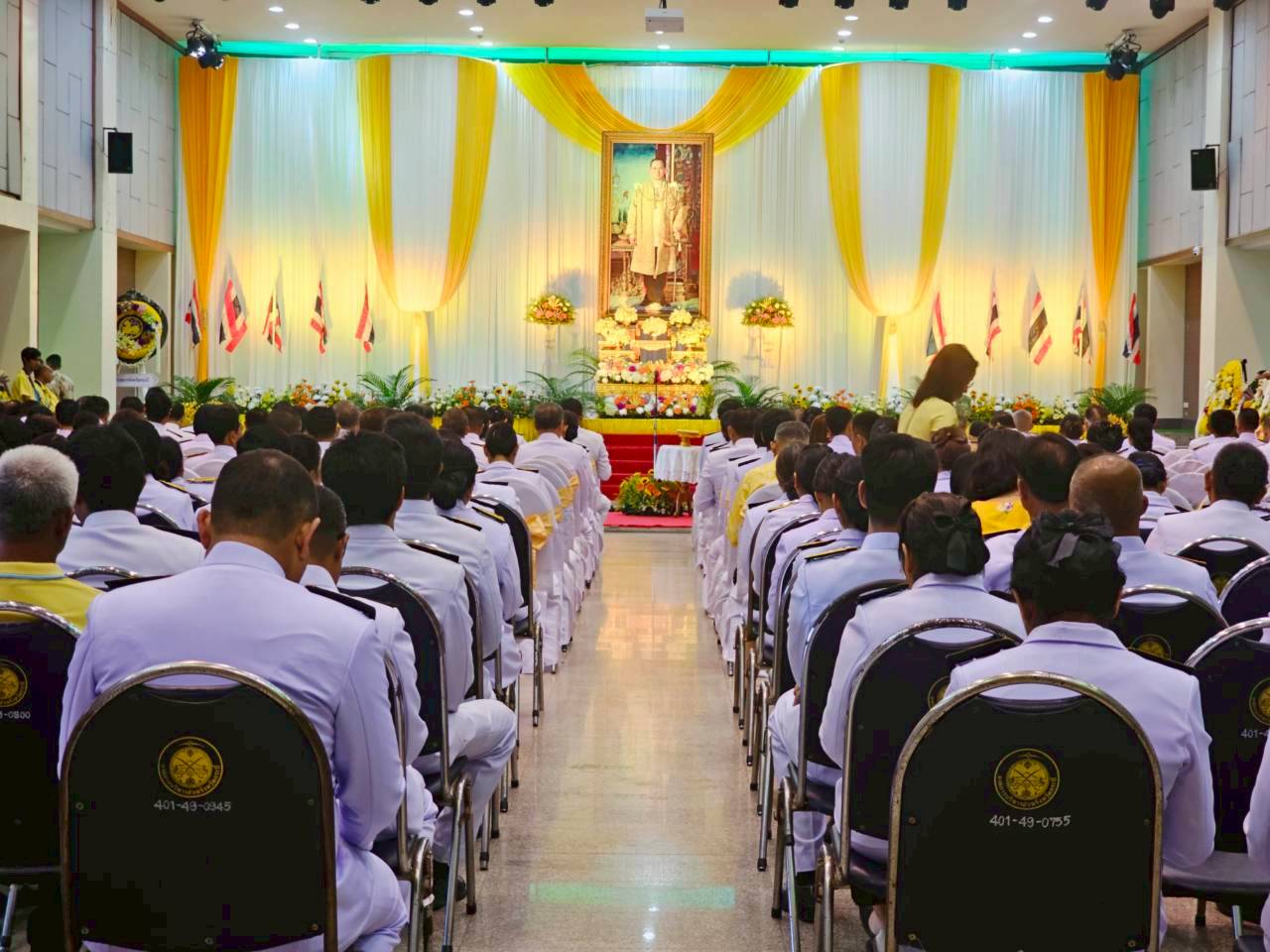 ร่วมพิธีวางพวงมาลาเนื่องในวันนวมินทรมหาราช  เบื้องหน้าพระบรมฉายาลักษณ์พระบาทสมเด็จพระบรมชนกาธิเบศร  มหาภูมิพลอดุลยเดชมหาราช  บรมนาถบพิตร