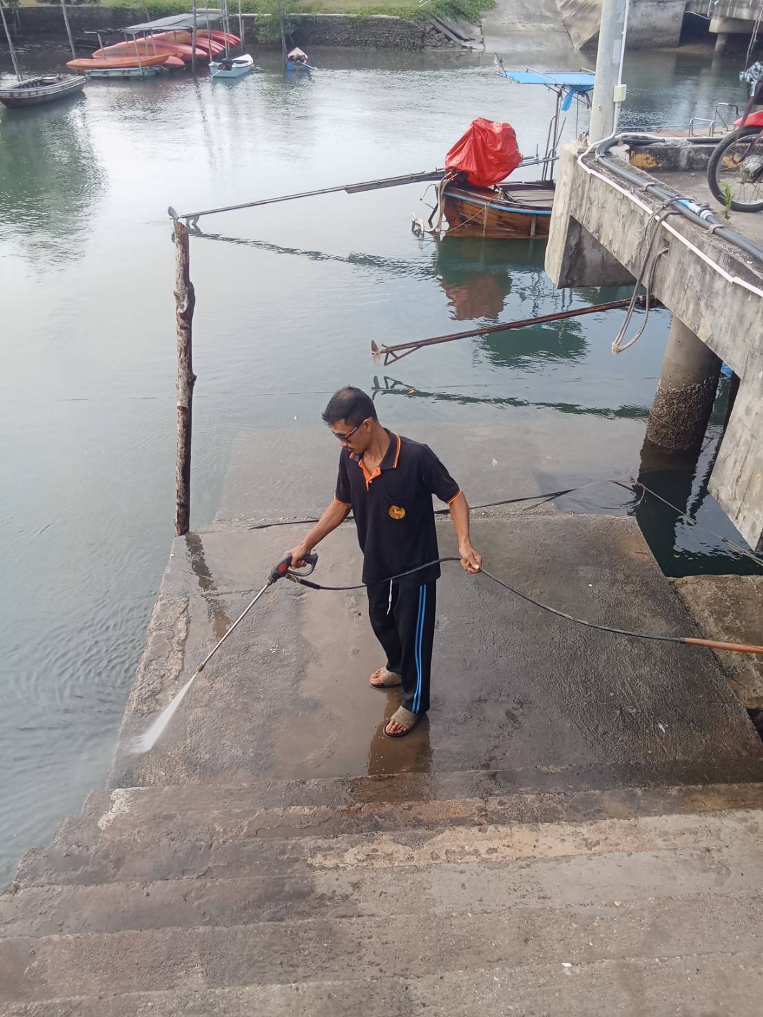 ล้างสะพานท่าเทียบเรืออ่าวท่าเลน หมู่ที่ 3