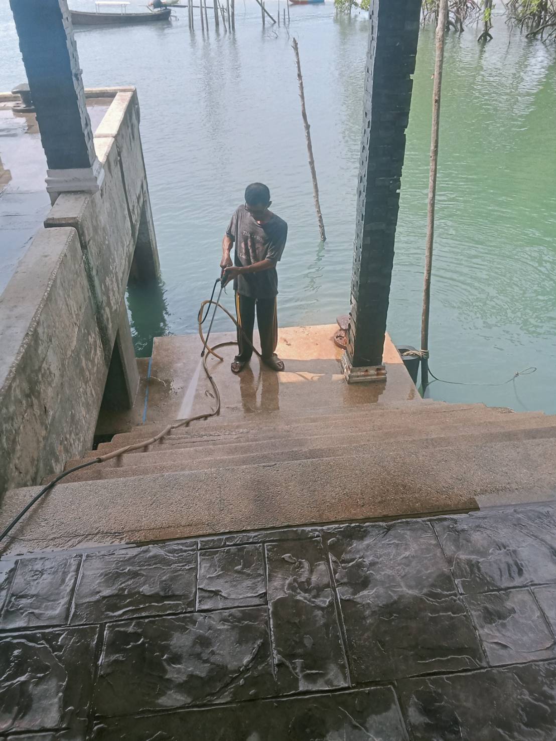 ดำเนินการล้างทำความสะอาดสะพานท่าเรืออ่าวท่าเลน (ท่าเรือเก่า) หมู่ที่ 3 บ้านท่าเลน เพื่อให้พื้นที่มีความเป็นระเบียบเรียบร้อย สะอาด และเกิดความปลอดภัยแก่ประชาชนผู้สัญจร รวมถึงนักท่องเที่ยวที่มาใช้บริการพื้นที่