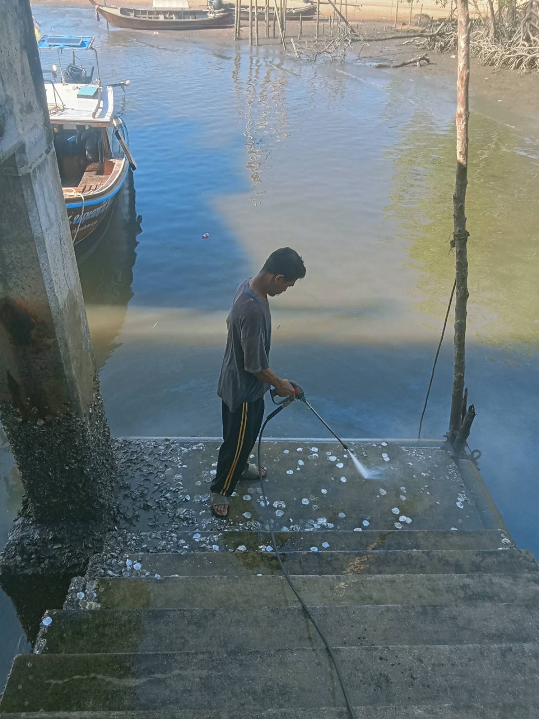 อบต.เขาทอง ลงพื้นที่ล้างทำความสะอาดท่าเทียบเรืออ่าวท่าเลน