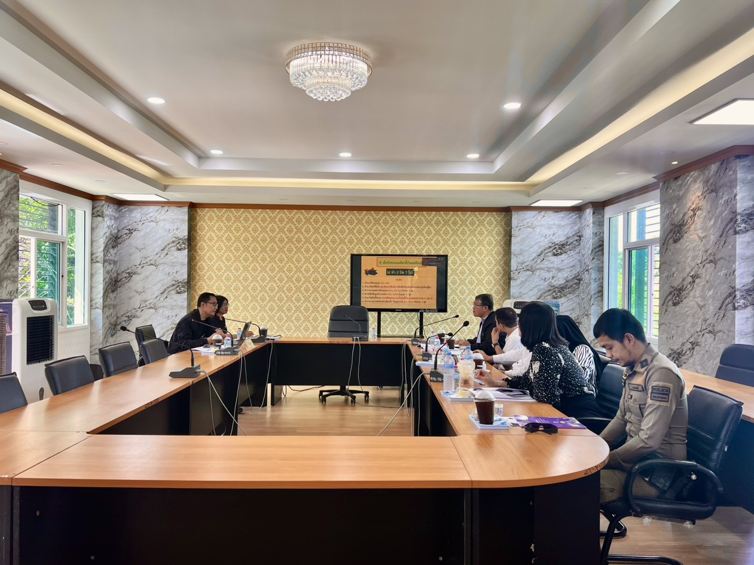 ประชุมโครงการอบรมคณะกรรมการนับคะแนนเลือกตั้งใหม่ และเจ้าหน้าที่รักษาความปลอดภัยประจำที่นับคะแนนเลือกตั้งใหม่ สำหรับการนับคะแนนเลือกตั้งสมาชิกสภาองค์การบริหารส่วนตำบลเขาทอง หน่วยเลือกตั้งที่ 1 เขตเลือกตั้งที่ 4 ตำบลเขาทอง อำเภอเมืองกระบี่ จังหวัดกระบี่ ภายใต้ “โครงการจัดการเลือกตั้งนายกองค์การบริหารส่วนตำบล และสมาชิกสภาองค์การบริหารส่วนตำบลเขาทอง”